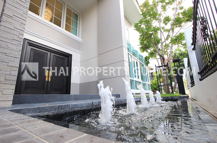 House with Private Pool in Sukhumvit 